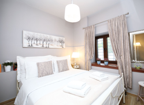 Ατμοσφαιρικός χώρος ύπνου με προσεγμένη διακόσμηση για μια ξεκούραστη διαμονή.