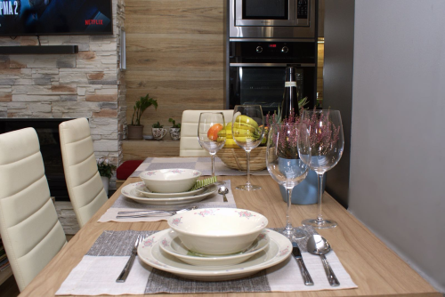 Καλαίσθητη τραπεζαρία, ιδανική για να απολαύσετε το γεύμα ή τον καφέ σας.