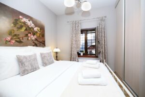 Double room bedroom with modern decor and natural light.Κρεβατοκάμαρα δίκλινου δωματίου με μοντέρνα διακόσμηση και φυσικό φως.,