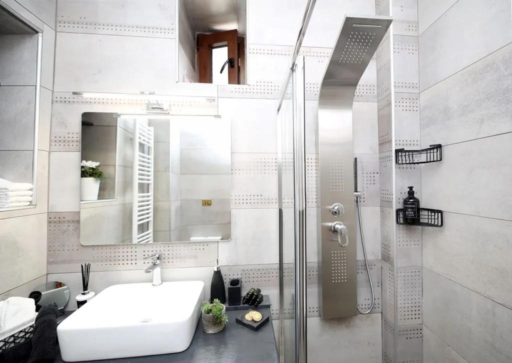 Μοντέρνο μπάνιο με υδρομασάζ, καμπίνα ντους και καθαρό minimal σχεδιασμό στο Venus Guesthouse στην Πορταριά Πηλίου