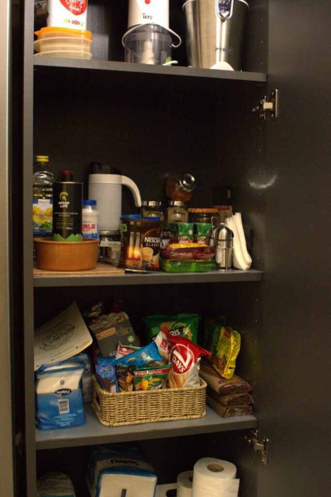 Οργανωμένο Ντουλάπι Κουζίνας με Τρόφιμα και Συσκευές