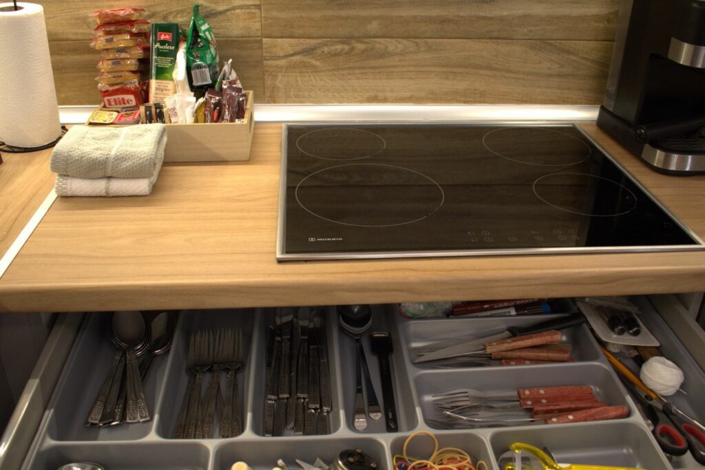 Οργανωμένη Κουζίνα με Εστία Αφής και Συρτάρι Μαχαιροπίρουνων